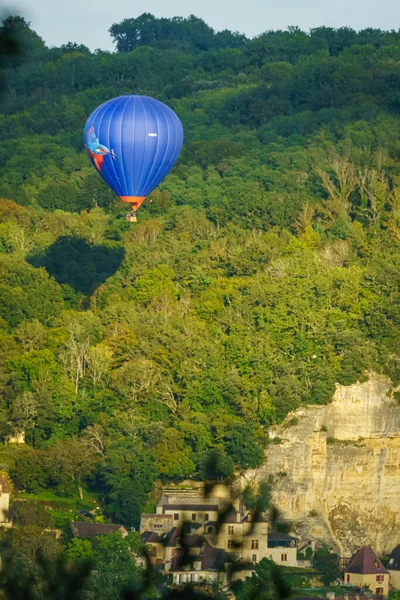 Heißluftballon Fliegt Über Roque Gageac Von Oben Die Dordogne Frankreich — Stockfoto