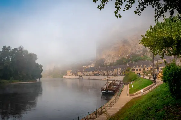 从河中俯瞰拉罗克 加哥克镇的景色 Dordogne — 图库照片