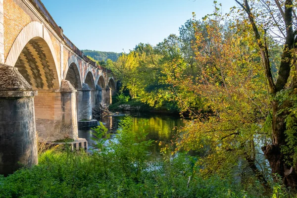 Γέφυρα Πάνω Από Τον Ποταμό Vezere Στο Les Eyzies Γαλλία — Φωτογραφία Αρχείου