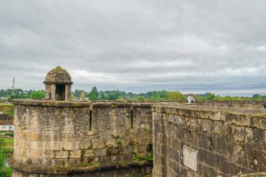 Echauguette Saint-Antoine Navarrenx 'in kapısı. Fransa Ekim 2021