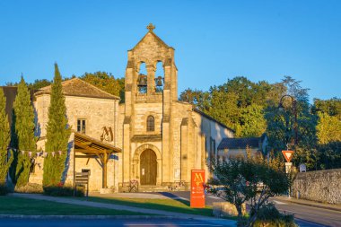 Gün batımında Monbazillac Kilisesi 'nde. Fransa Ekim 2021