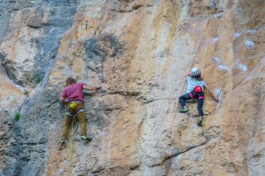 Baba ve oğul Chulilla 'ya kaya tırmanışına gidiyorlar. Valencia. Aralık 2021