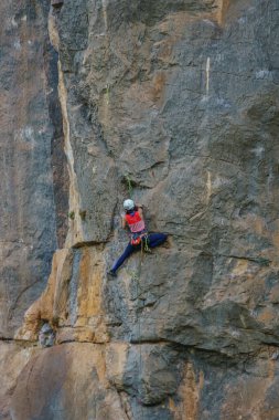 Genç bir kadın Chulilla 'da kaya tırmanışı yapıyor. Valencia. Aralık 2021