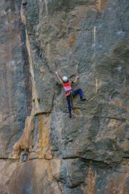 Genç bir kadın Chulilla 'da kaya tırmanışı yapıyor. Valencia. Aralık 2021