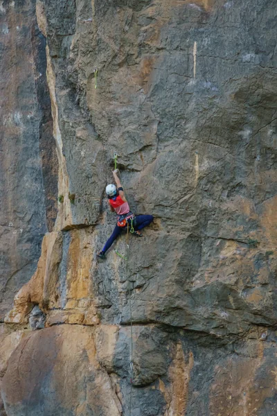 Jovem Pratica Escalada Chulilla Valência Dezembro 2021 — Fotografia de Stock