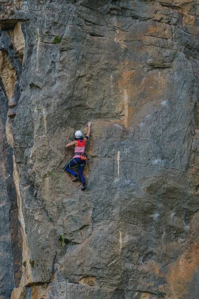 Young Woman Practices Rock Climbing Chulilla Valencia December 2021 — Stock Photo, Image