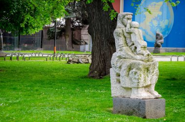 Mayıs 2019 'da Sofya' daki bir parkta heykeller. Bulgaristan.