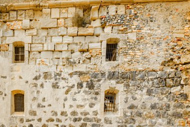 Tabarca adasının havası taş duvarı aşındırdı.