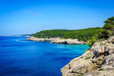 Cam de Cala Pregonda 'dan geçiyor. Minorca. Spai.