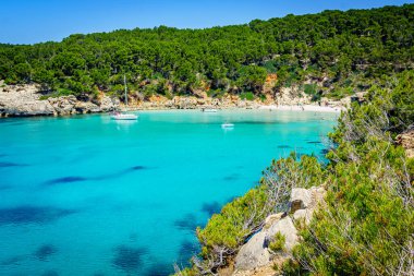 Cam de Cala Pregonda 'dan geçiyor. Minorca. Spai.