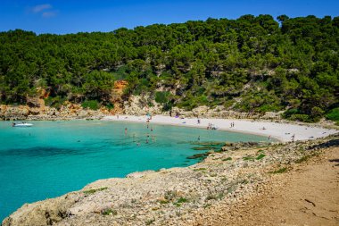 Cam de Cala Pregonda 'dan geçiyor. Minorca. Spai.