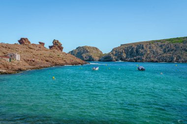 Cala Morell 'deki manzara. Minorca. İspanya.