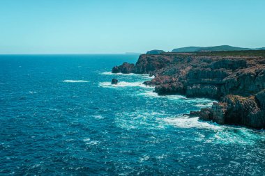 Cala Morell 'deki manzara. Minorca. İspanya.