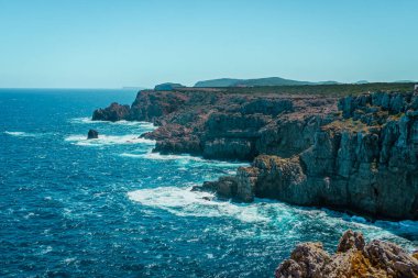 Cala Morell 'deki manzara. Minorca. İspanya.