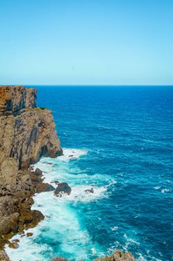 Cala Morell 'deki manzara. Minorca. İspanya.