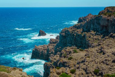 Cala Morell 'deki manzara. Minorca. İspanya.