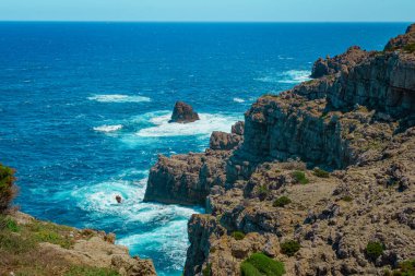 Cala Morell 'deki manzara. Minorca. İspanya.