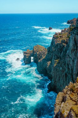 Cala Morell 'deki manzara. Minorca. İspanya.