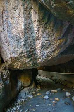 Cam de Cala Pregonda 'dan geçiyor. Minorca. Spai.