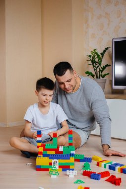 Küçük bir çocuk babasıyla birlikte bir müteahhit tarafından oynanır ve bir ev inşa edilir. Bir aile evinin inşaatı.