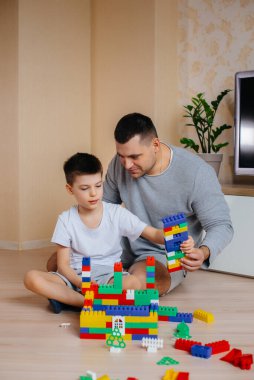 Küçük bir çocuk babasıyla birlikte bir müteahhit tarafından oynanır ve bir ev inşa edilir. Bir aile evinin inşaatı.