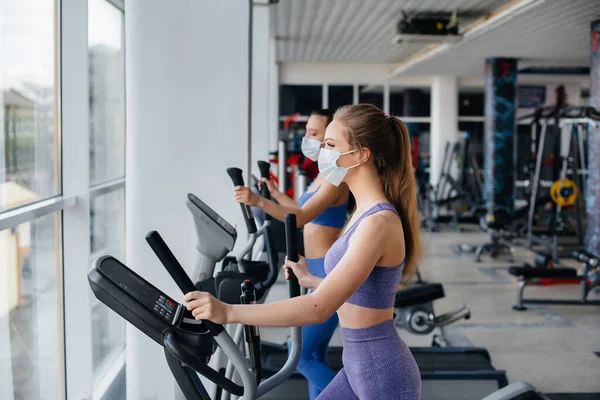 Deux Jeunes Filles Magnifiques Font Exercice Dans Salle Gym Portant — Photo