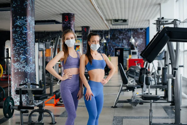 Zwei Junge Hübsche Mädchen Trainieren Während Der Pandemie Der Turnhalle — Stockfoto