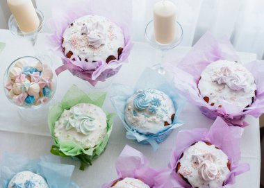 Süslü bir masada güzel Paskalya pastaları. Hafif bir Paskalya tatili.