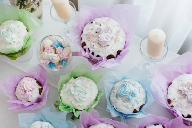 Süslü bir masada güzel Paskalya pastaları. Hafif bir Paskalya tatili.