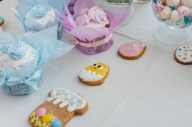 Süslü bir masada güzel Paskalya pastaları. Hafif bir Paskalya tatili.