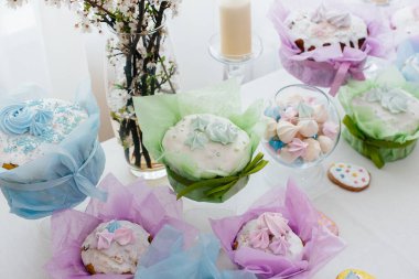 Süslü bir masada güzel Paskalya pastaları. Hafif bir Paskalya tatili.