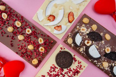 Parlak bir arka planda doğal el yapımı çikolata..