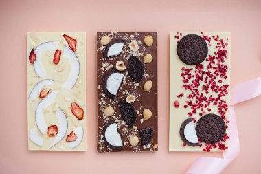 Parlak bir arka planda doğal el yapımı çikolata..