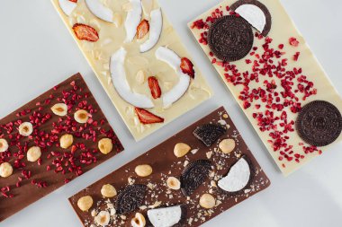 Parlak bir arka planda doğal el yapımı çikolata..