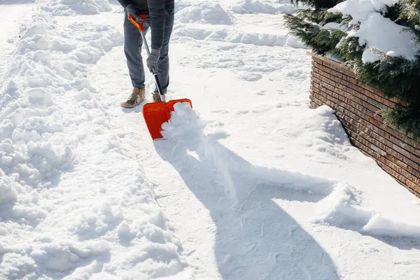 Een Jongeman Ruimt Sneeuw Voor Het Huis Een Zonnige Ijzige — Stockfoto