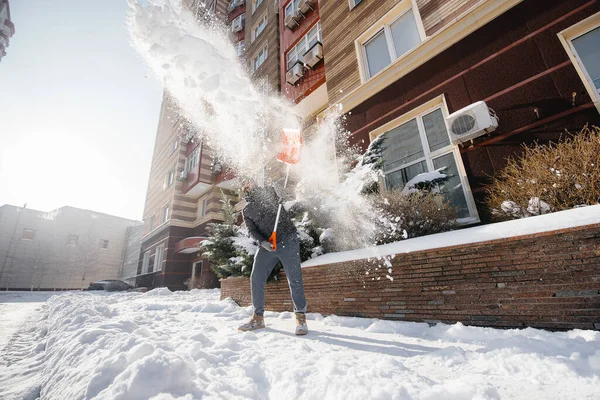 Молодой Человек Убирает Снег Перед Домом Солнечный Морозный День Очистка — стоковое фото