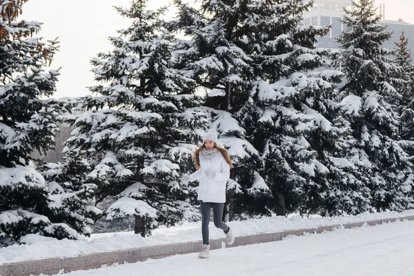 Uma Jovem Atlética Corre Parque Dia Ensolarado Inverno Modo Vida — Fotografia de Stock