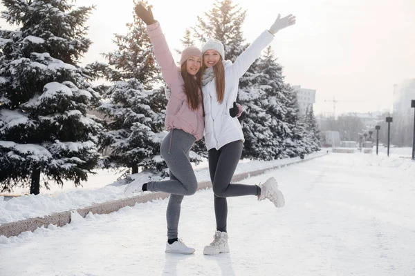 Duas Jovens Atléticas Andando Praticando Esportes Dia Ensolarado Inverno Modo — Fotografia de Stock