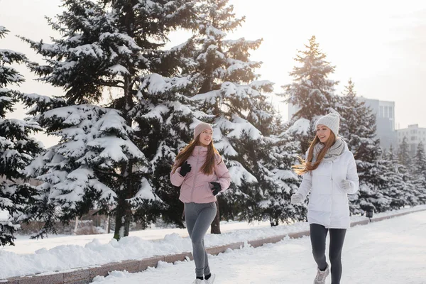 Duas Jovens Atléticas Correndo Parque Dia Ensolarado Inverno Modo Vida — Fotografia de Stock