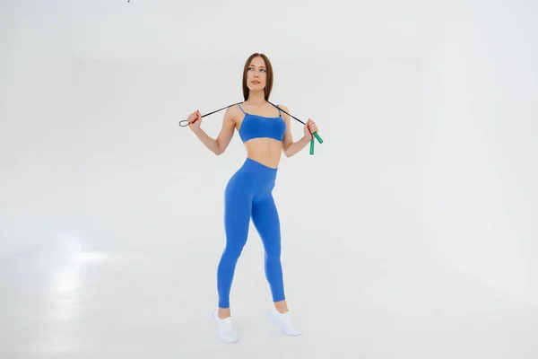 Sexy Joven Saltando Cuerda Chándal Azul Sobre Fondo Blanco Fitness —  Fotos de Stock