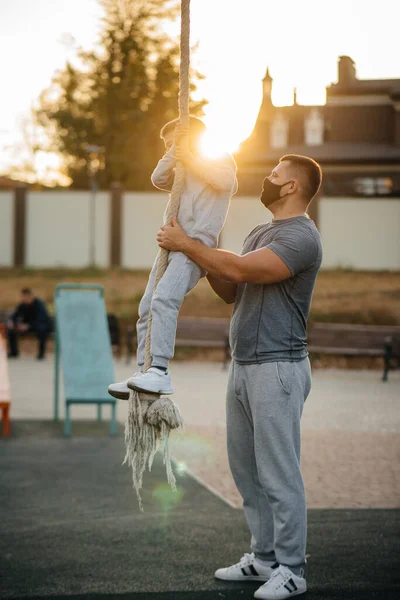 Pai Ajuda Seu Filho Subir Uma Corda Campo Esportivo Com — Fotografia de Stock