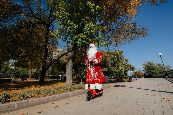 Papai Noel Está Com Pressa Uma Scooter Com Presentes Para — Fotografia de Stock