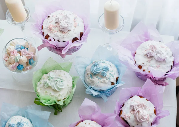 Süslü bir masada güzel Paskalya pastaları. Hafif bir Paskalya tatili.