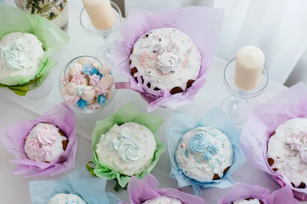 Süslü bir masada güzel Paskalya pastaları. Hafif bir Paskalya tatili.