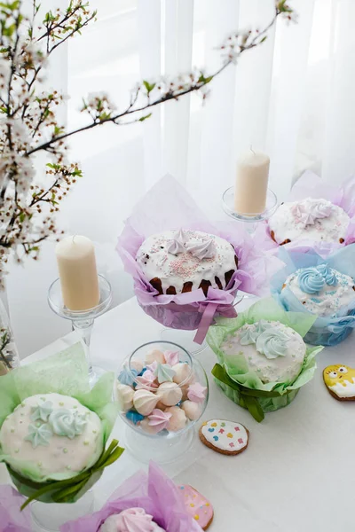Süslü bir masada güzel Paskalya pastaları. Hafif bir Paskalya tatili.