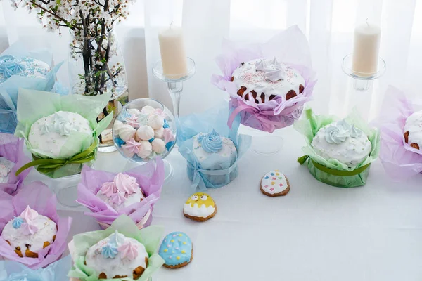 Beautiful Easter Cakes Decorated Light Table Light Holiday Easter — Stock Photo, Image