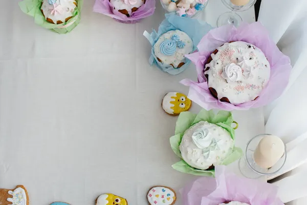 Hermosos Pasteles Pascua Una Mesa Luz Decorada Unas Vacaciones Ligeras — Foto de Stock