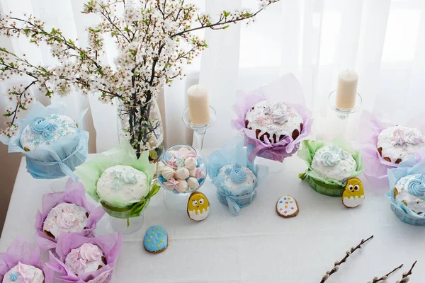 精美的复活节蛋糕放在装饰好的小桌子上 复活节的轻松假期 — 图库照片