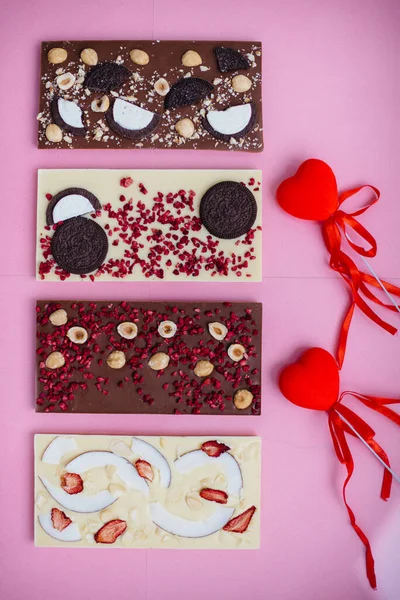 Parlak bir arka planda doğal el yapımı çikolata..