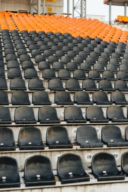 Açık hava stadyumundaki taraftarlar ve taraftarlar için boş stantlar ve koltuklar. Salgın sırasında fan eksikliği.